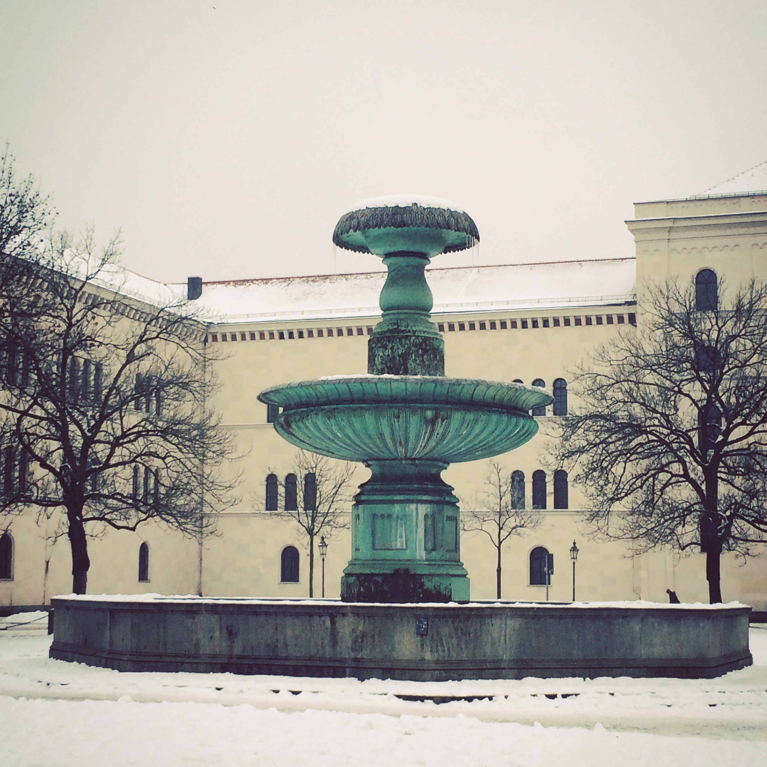 =brunnen =LMUMuenchen =GeschwisterSchollPlatz